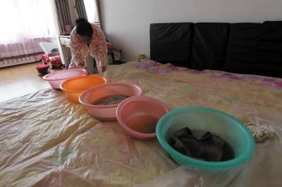 石楼楼上漏水，住户失联，小区没物管，业主维权难！律师来支招……